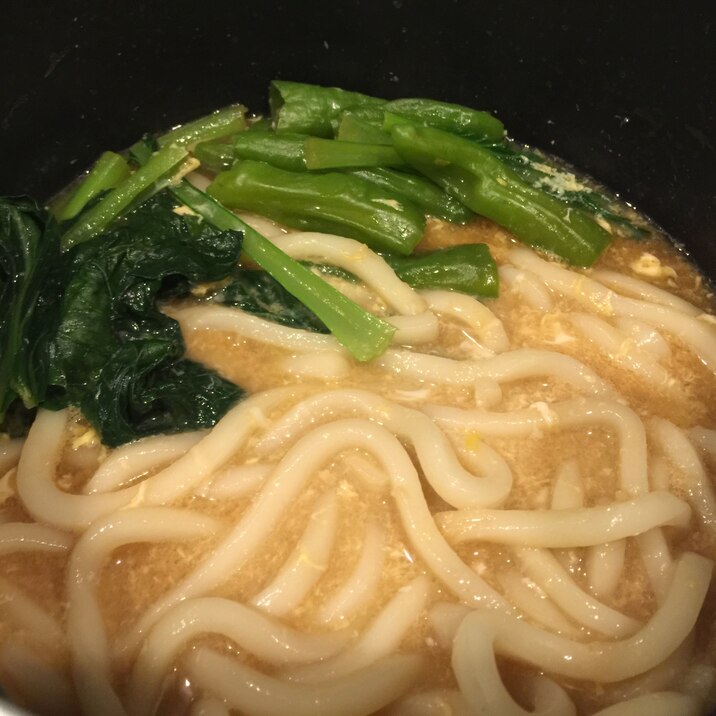 簡単！ししとう小松菜溶き卵とんこつ味噌うどん！